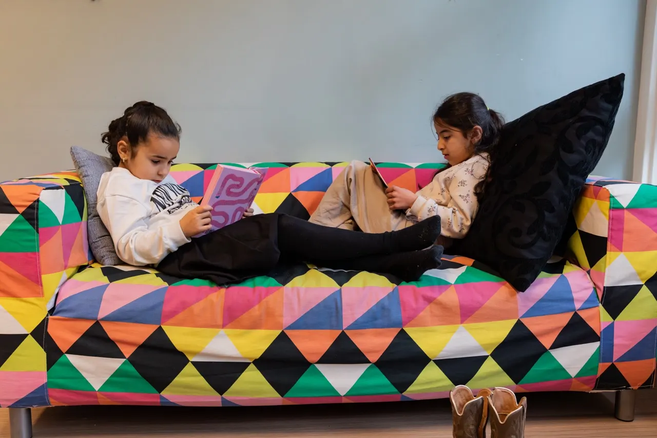 Kinderen lezen op de bank